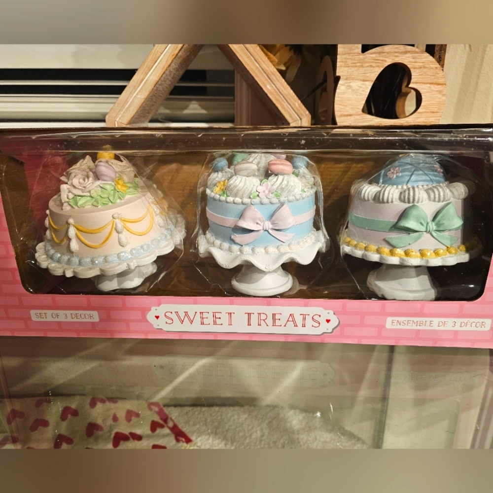 Sweet Treats Easter Cakes Decor - Set Of 3